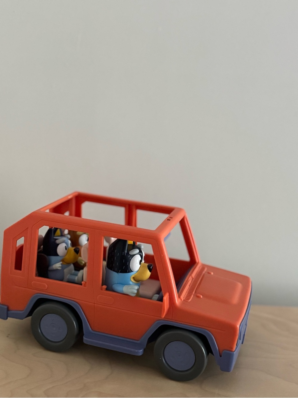 Bluey Car with Bluey figurines Dad, Bluey & Bingo